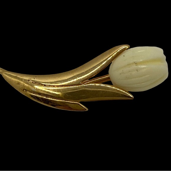 Vtg Avon Hawaiian Pikake Tulip Flower Gold tone Brooch Stick Pin - UNISEX - Picture 4 of 10